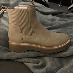 Dolce vita women’s size 9, Chelsea boot in dark taupe.